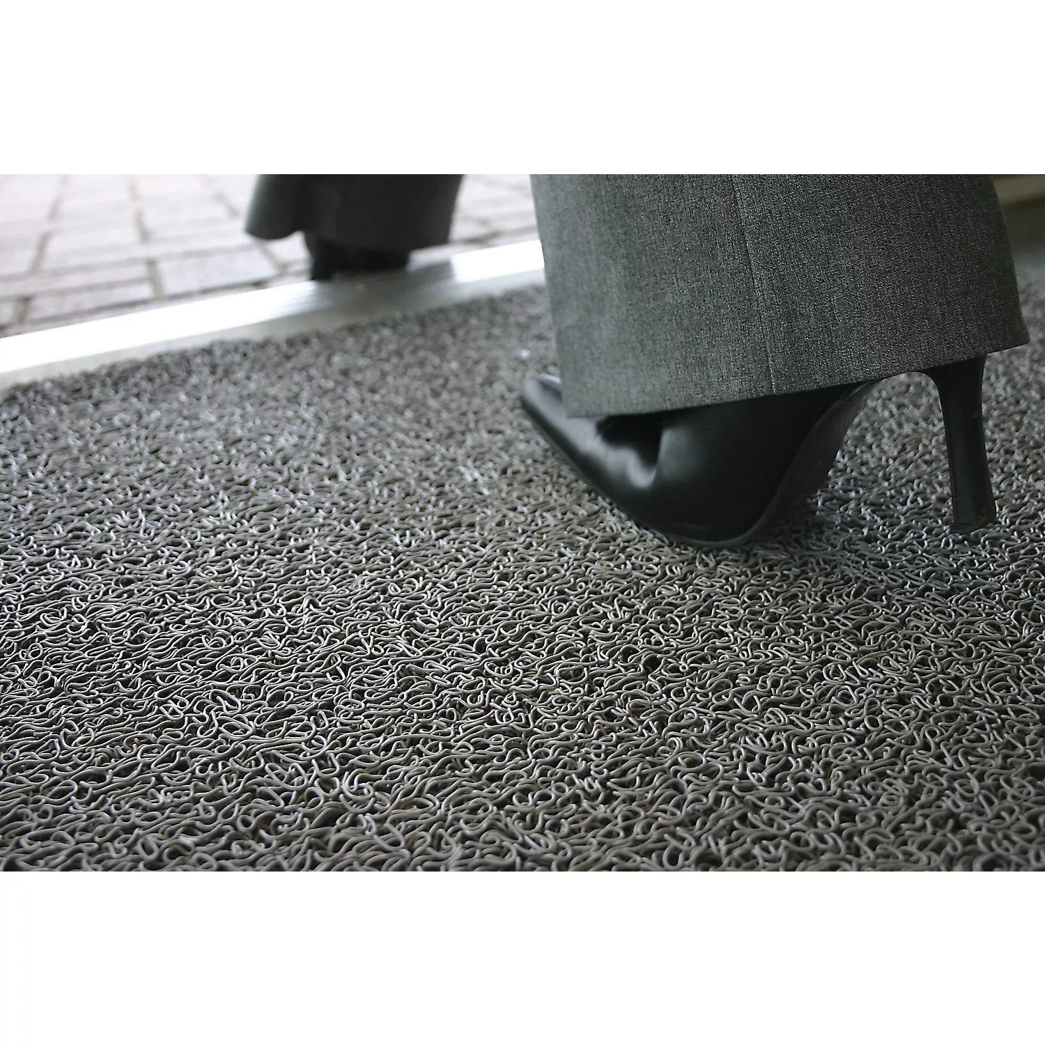 Entrance matting, flame resistant, width 900 mm, sold by the metre, grey.